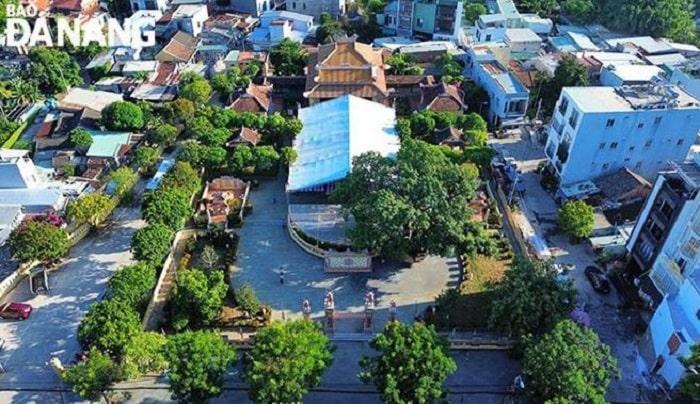 Đền thờ tiền hiền làng An Hải và Thoại Ngọc Hầu (quận Sơn Trà) nhìn từ trên cao. Nơi đây vừa được HĐND thành phố phê duyệt chủ trương đầu tư dự án khu công viên phía tây (bên trái ảnh) với kinh phí gần 71 tỷ đồng.