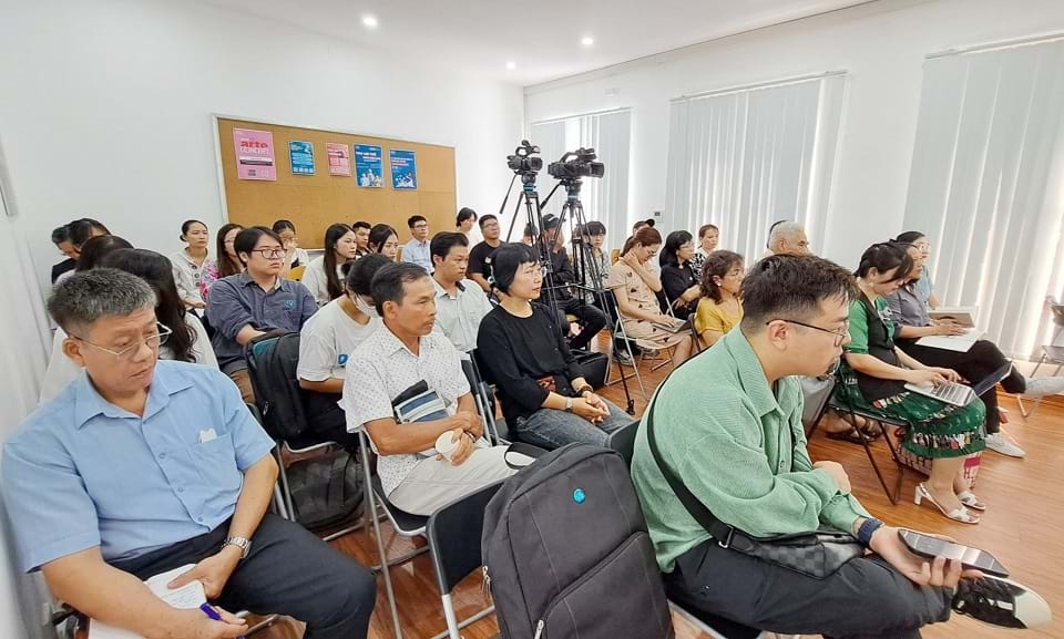Độc giả tham dự tọa đàm.