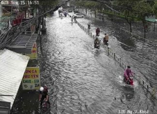 Nhiều tuyến đường biến thành sông sau cơn mưa lớn ở TP.HCM