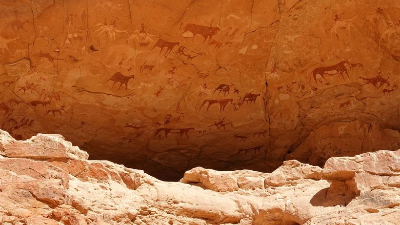 Hình vẽ, khắc trên đá ở Ennedi Massif cho thấy cuộc sống và tiến trình phát triển của con người tại nơi này. 