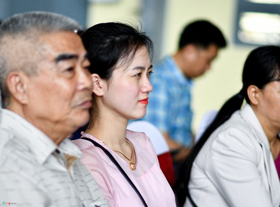Kim Liên bịn rịn đi tiễn chồng lên đường đi làm nhiệm vụ ở Nam Sudan. Cô đang mang thai tháng thứ 5.