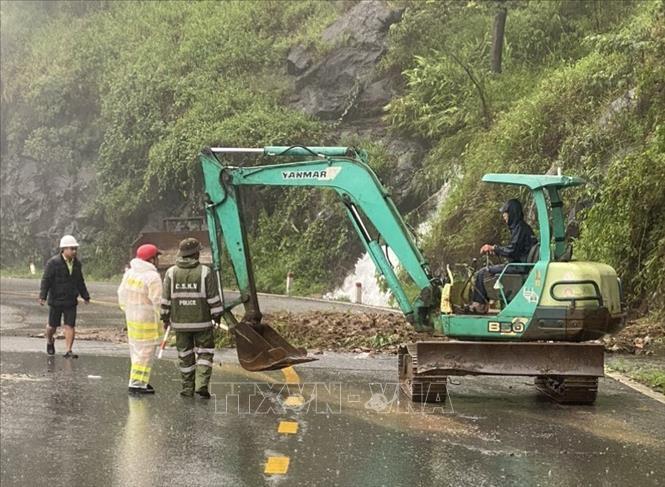 Lực lượng chức năng túc trực xử lý các điểm sạt lở trên đèo Bảo Lộc giúp các phương tiện lưu thông an toàn.
