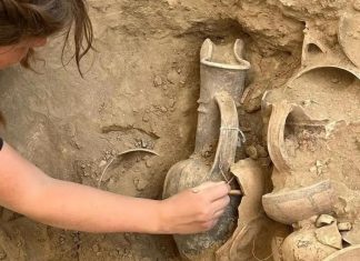 Từ trường dị thường làm lộ ra mộ cổ đầy vàng, đá quý, ngà voi