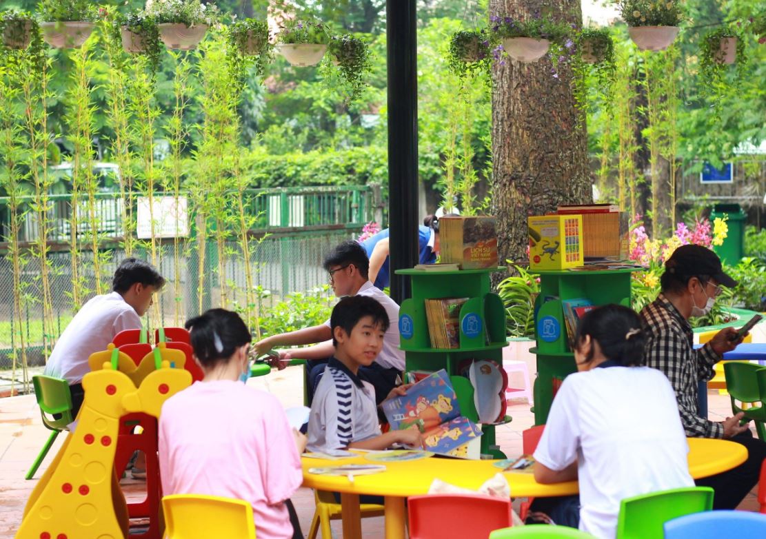 Một tủ sách cộng đồng tại Thảo Cầm Viên Sài Gòn.