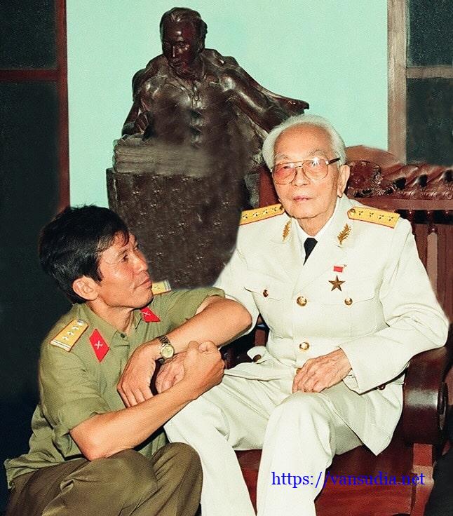 Nghệ sĩ nhiếp ảnh Trần Hồng bên Đại tướng Võ Nguyên Giáp năm 1996