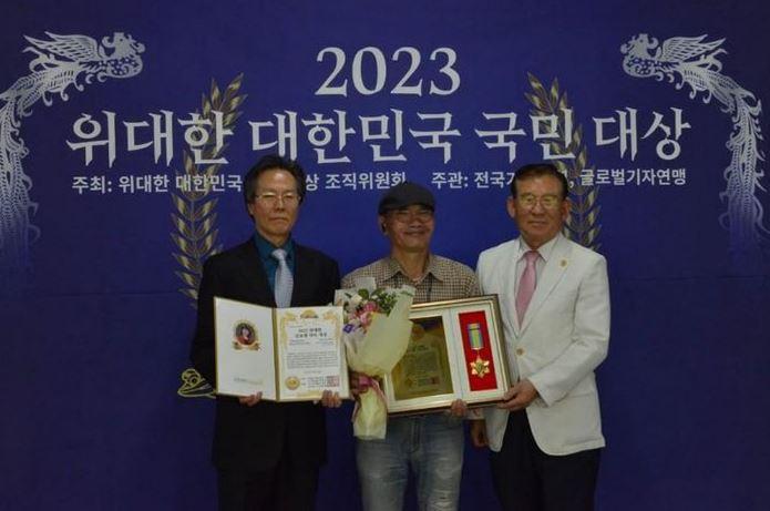 Nhà thơ Jang Geon seob thay mặt nhà văn Kiều Bích Hậu nhận Giải thưởng Lớn