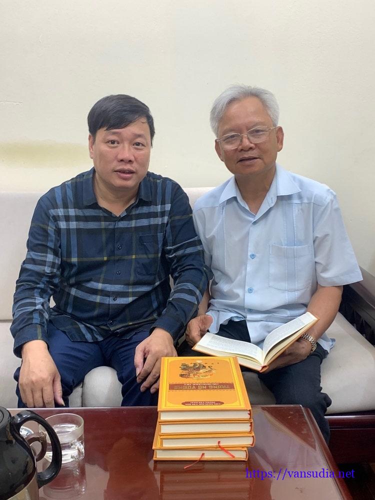Nhà văn Phùng Văn Khai tặng sách GS.TS Tạ Ngọc Tấn