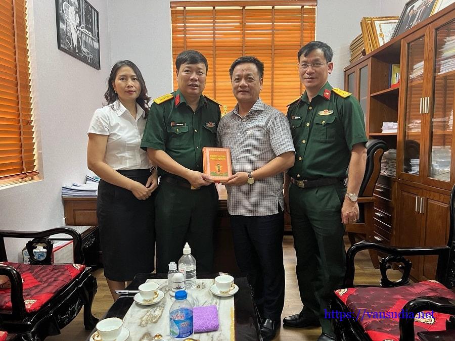 Nhà văn Phùng Văn Khai tặng sách lãnh đạo huyện Khoái Châu - Hưng Yên nơi có Đền thờ Triệu Việt Vương