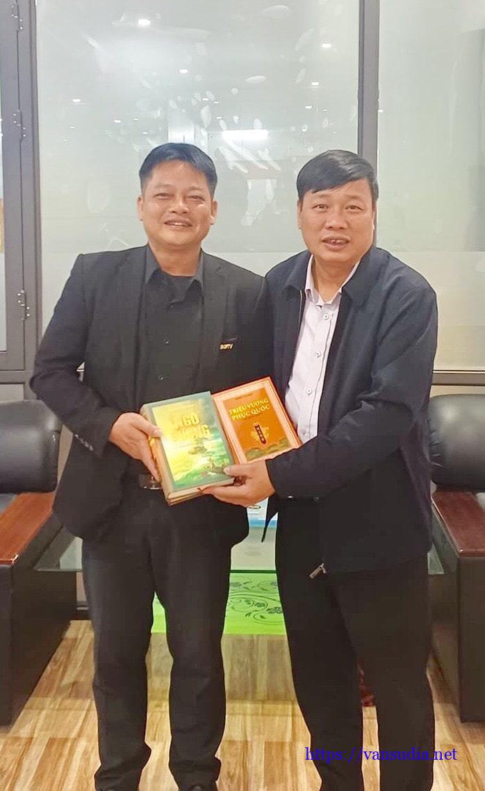 Nhà văn Phùng Văn Khai tặng sách nhà thơ Đinh Tiến Hải tại Bắc Giang.