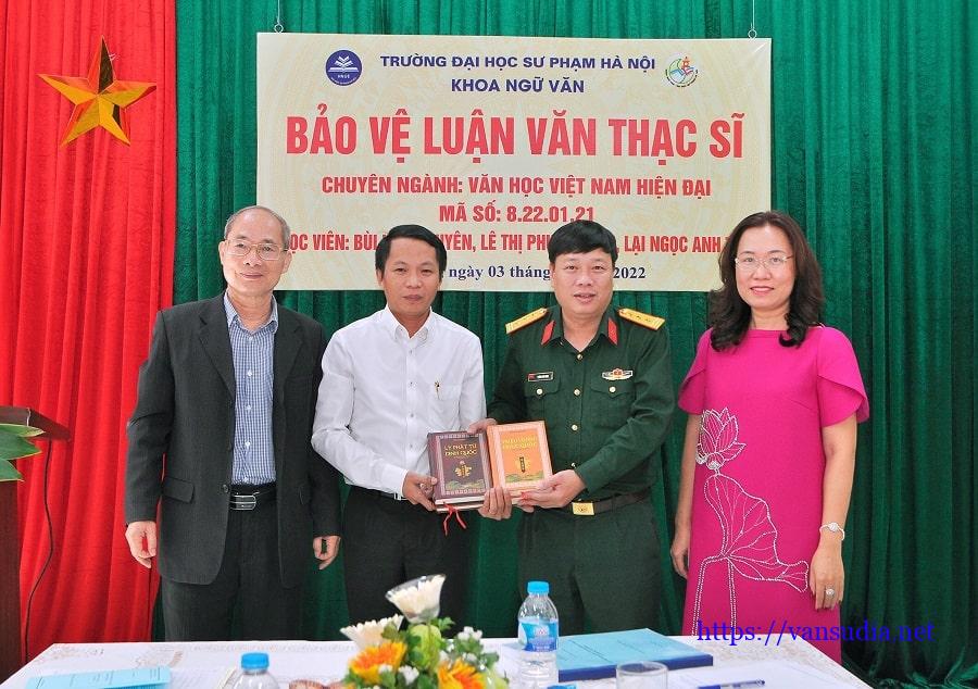 Nhà văn Phùng Văn Khai tặng sách tại Đại học Sư phạm Hà Nội.