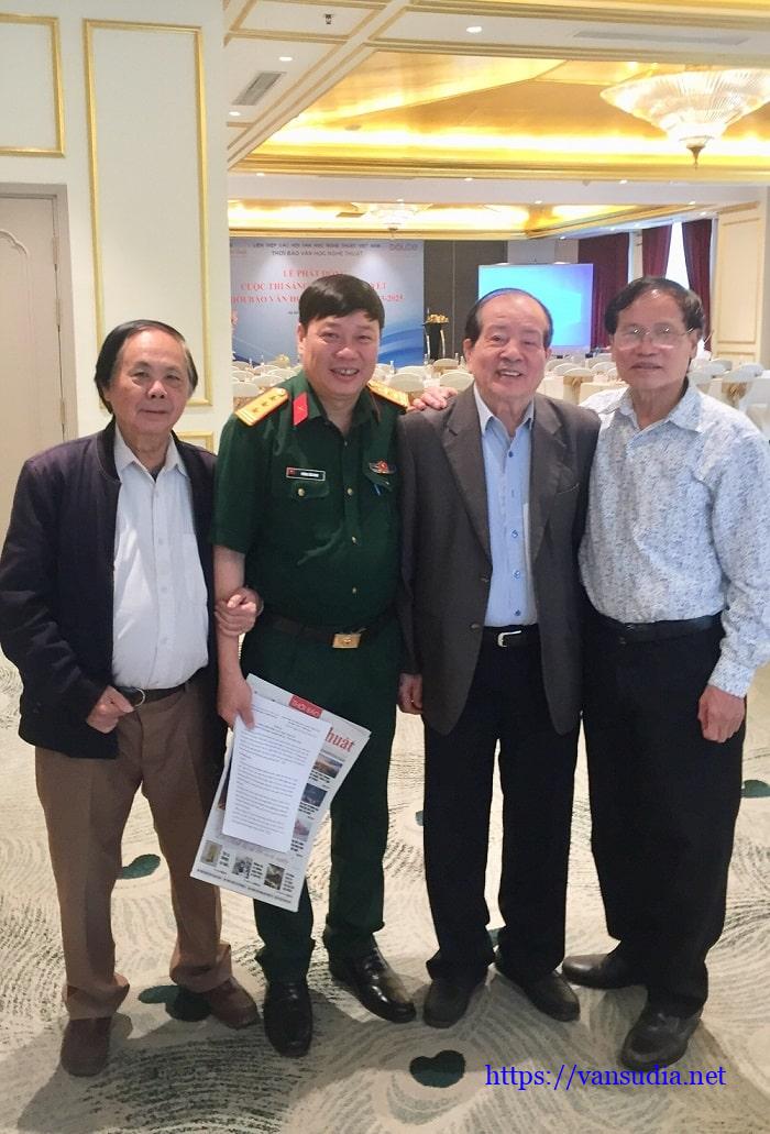 Nhà văn Phùng Văn Khai (thứ 2 từ trái sang)cùng các nhà thơ Hữu Thỉnh, Ng Thanh Kim, Lê Hoài Nam