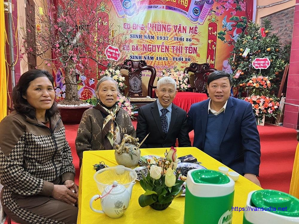 Nhà văn Phùng Văn Khai với bố mẹ (giữa ) tại nhà riêng Hưng Yên