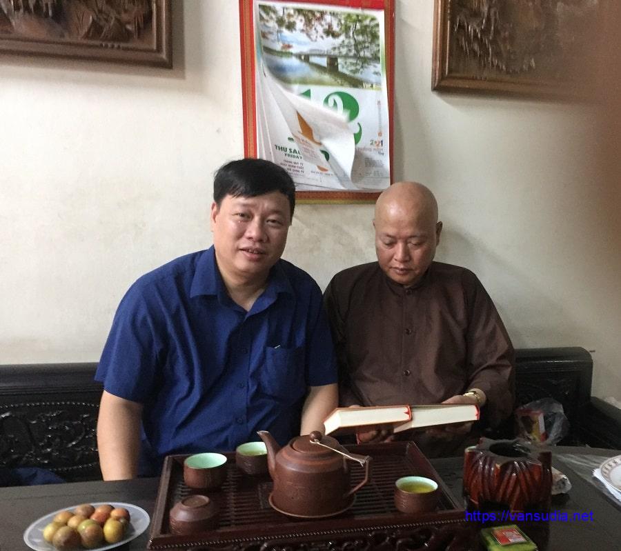 Nhà văn Phùng Văn Khai với sư trụ trì chùa Long Biên - Hà Nội
