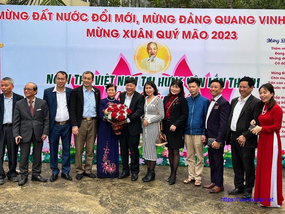 Nhà văn Phùng Văn Khai với văn nghệ sĩ Hưng Yên