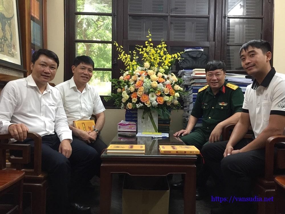 Nhà văn Phùng Văn Khai làm việc với lãnh đạo cà phê trung nguyên về 1 dự án sách.