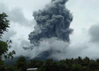 Núi lửa ở Indonesia phun trào, phóng tro nóng xa tới 2km