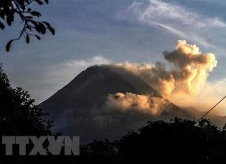 Núi lửa Merapi của Indonesia phun trào, dung nham di chuyển 1,8km
