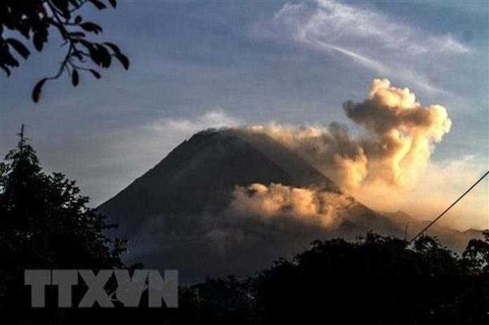Núi lửa Merapi của Indonesia phun trào, dung nham di chuyển 1,8km