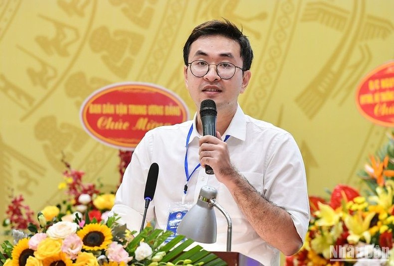 Ông Lê Hoàng Thạch, Giám đốc Công ty TNHH Công nghệ WeWe trình bày tham luận về chủ đề sách nói tại Đại hội. 