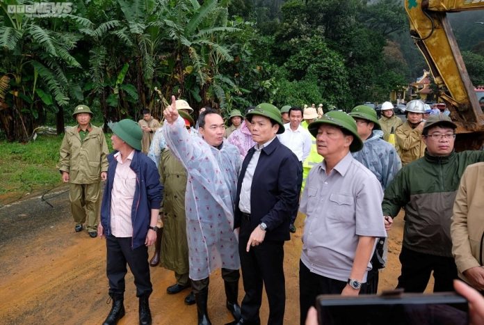 Phó Thủ tướng tới hiện trường sạt lở trên đèo Bảo Lộc, chỉ đạo cứu nạn