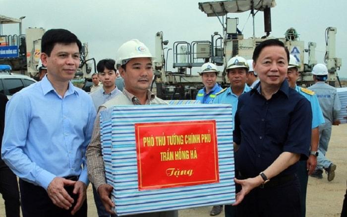 Phó Thủ tướng tặng quà động viên các kĩ sư, công nhân đang làm việc trên công trường mở rộng sân bay Điện Biên - Ảnh: VGP/Minh Khôi.