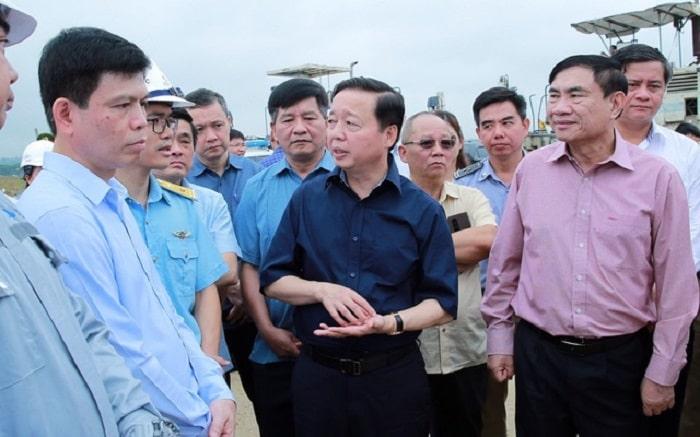 Phó Thủ tướng trao đổi về các giải pháp bảo đảm an toàn cho sân bay Điện Biên khi gặp phải mưa, lũ, hiện tượng thời tiết cực đoan - Ảnh: VGP/Minh Khôi.
