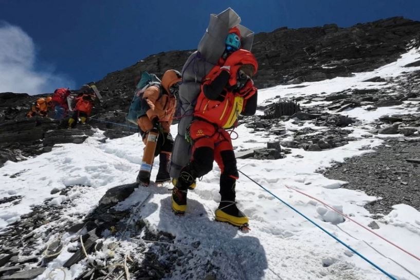 Số người được cấp phép leo Everest tăng và số trường hợp thương vong cũng tăng theo.