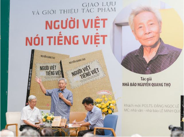 Tác giả- nhà báo Nguyễn Quang Thọ tại buổi giao lưu, giới thiệu tác phẩm "Người Việt nói tiếng Việt"