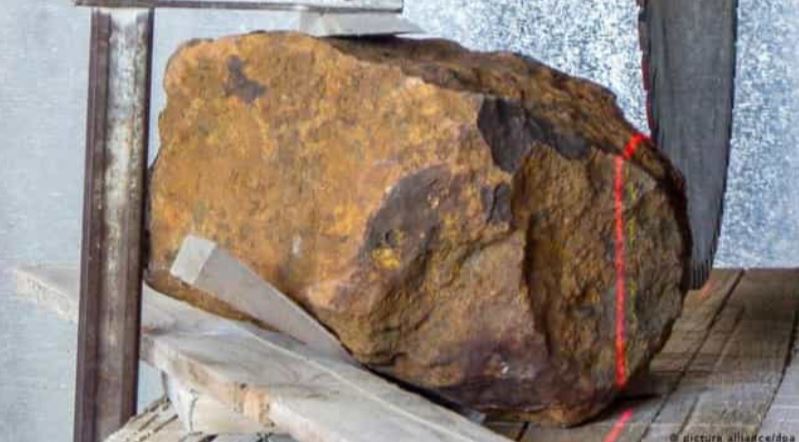 Tang da duoc tim thay min - Đào vườn đụng trúng tảng đá, hóa ra là khối thiên thạch trị giá hàng triệu USD