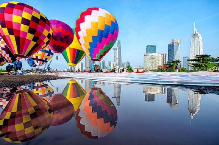 Thả khinh khí cầu trên sông Sài Gòn vào các dịp lễ lớn của đất nước.