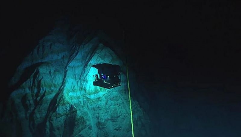 Thiết bị điều khiển từ xa Deep Discoverer khám phá miệng phun thủy nhiệt ở Chamorro Seamount, nằm ở phía Tây Rãnh Mariana. 