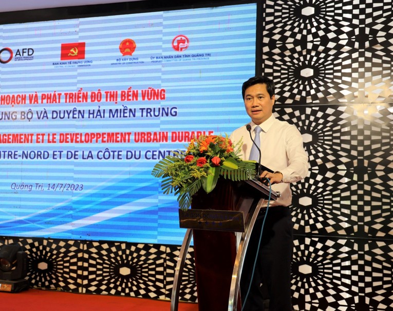 Thu truong Bo Xay dung Nguyen Tuong Van phat bieu tai hoi nghi - 6 giải pháp phát triển đô thị vùng Bắc Trung Bộ và Duyên hải miền Trung