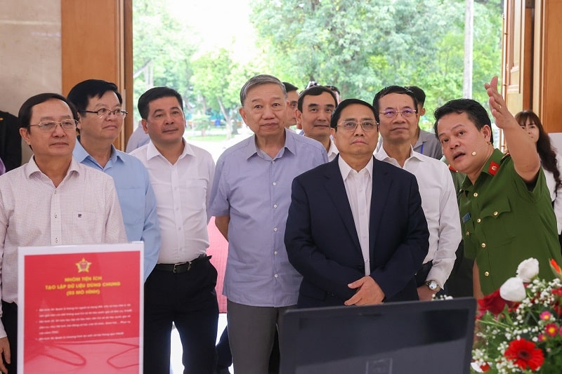 Thủ tướng Phạm Minh Chính cùng các đồng chí lãnh đạo tham quan triển lãm mô hình, sản phẩm ứng dụng triển khai Đề án 06 diễn ra ngay trước hội nghị. 