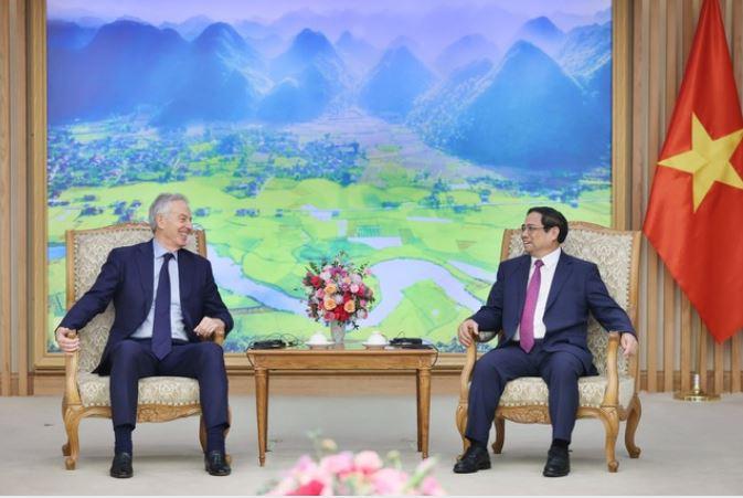 Thu tuong Pham Minh Chinh va ong Tony Blair trao doi min - Thủ tướng tiếp Chủ tịch điều hành Viện Tony Blair vì sự thay đổi toàn cầu