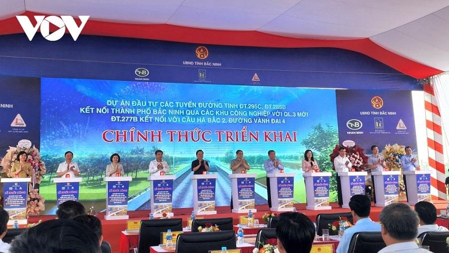 Thủ tướng cùng các đại biểu nhấn nút khởi công dự án