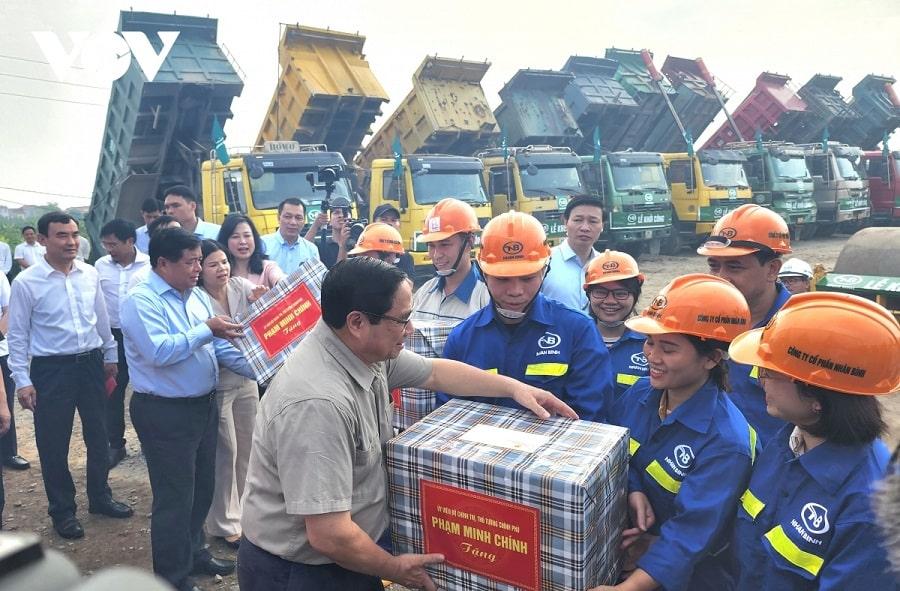 Thủ tướng tặng quà động viên cán bộ, công nhân thi công dự án
