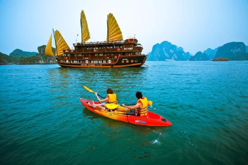 Trai nghiem cheo thuyen kayak tren vinh Ha Long - Vịnh Hạ Long và những trải nghiệm mới