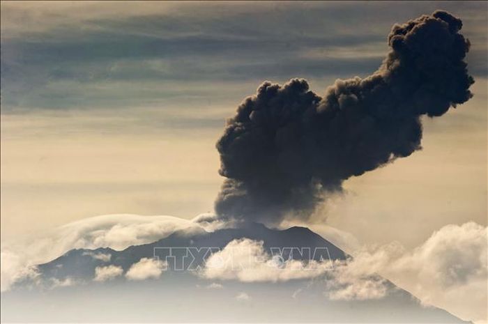 Tro bui phun tu nui lua Ubinas - Peru sẵn sàng ban bố tình trạng khẩn cấp do núi lửa phun trào