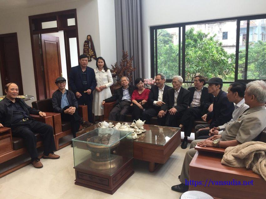 Vợ chồng Nhà văn Phùng Văn Khai cùng các nhà khoa học đi điền dã tại Thạch Thất - Hà Nội.