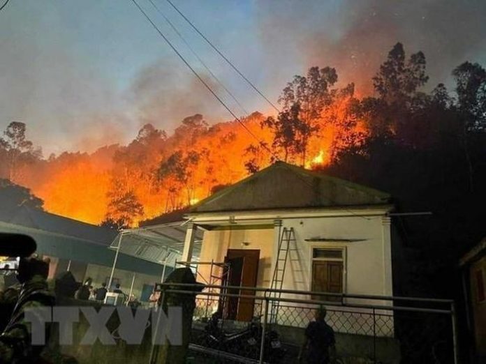 Nghệ An: Xuyên đêm nỗ lực dập tắt cháy rừng ở huyện Nam Đàn