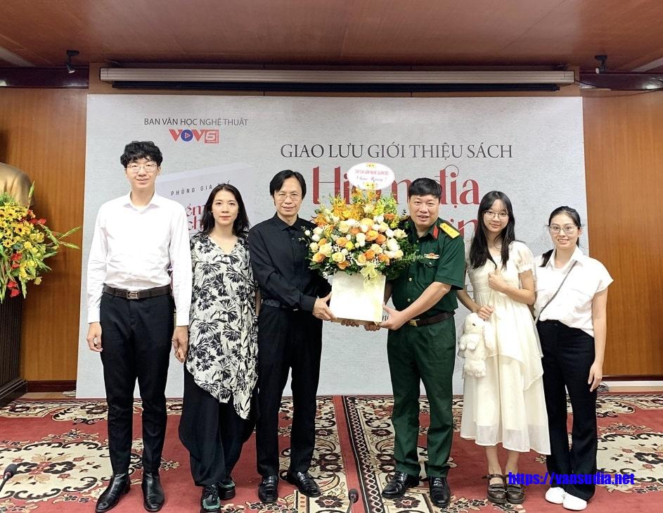 Nhà văn Phùng Văn Khai cùng gia đình tác giả Phùng Văn Thế.