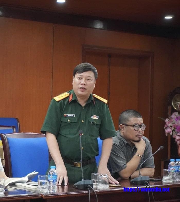 Nhà văn Phùng Văn Khai phát biểu tại tọa đàm.
