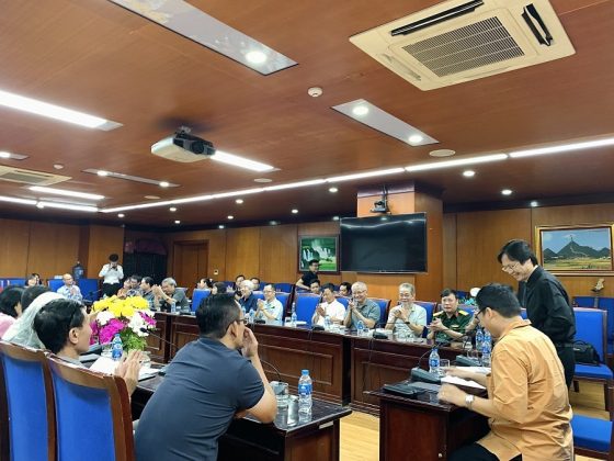 Kh&ocirc;ng kh&iacute; vui vẻ, ấm &aacute;p của buổi tọa đ&agrave;m.