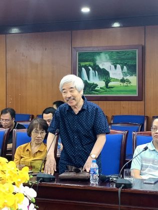 GS. La Khắc H&ograve;a đ&atilde; c&oacute; những chia sẻ th&acirc;n t&igrave;nh.