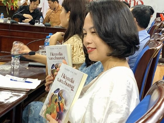 Học tr&ograve; của PGS.TS Ph&ugrave;ng Gia Thế chụp ảnh kỷ niệm c&ugrave;ng cuốn Hiểm địa văn chương.