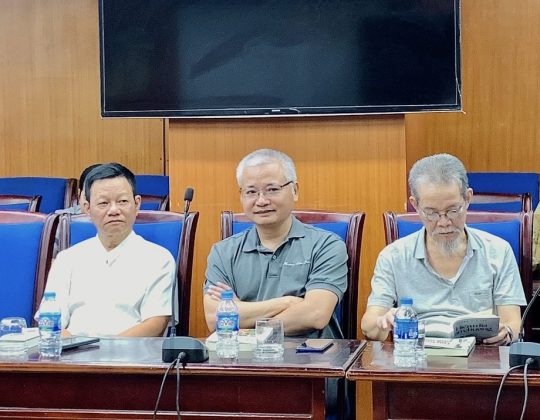 Nh&agrave; thơ Nguyễn Linh Khiếu, nh&agrave; thơ Ho&agrave;ng Li&ecirc;n Sơn, nh&agrave; văn Đỗ Phấn (từ tr&aacute;i qua phải).