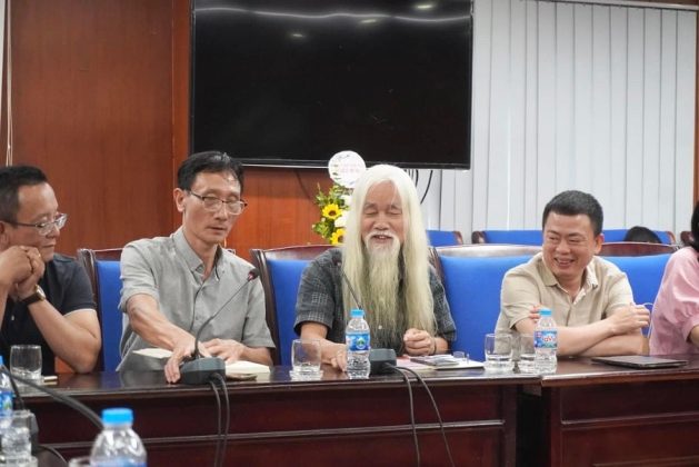 Nh&agrave; ph&ecirc; b&igrave;nh Ho&agrave;i Nam, nh&agrave; văn Đỗ Tiến Thuỵ, nh&agrave; ph&ecirc; b&igrave;nh Phạm Xu&acirc;n Nguy&ecirc;n (t&oacute;c trắng) v&agrave; Ho&agrave;ng Đăng Khoa (từ tr&aacute;i qua phải).
