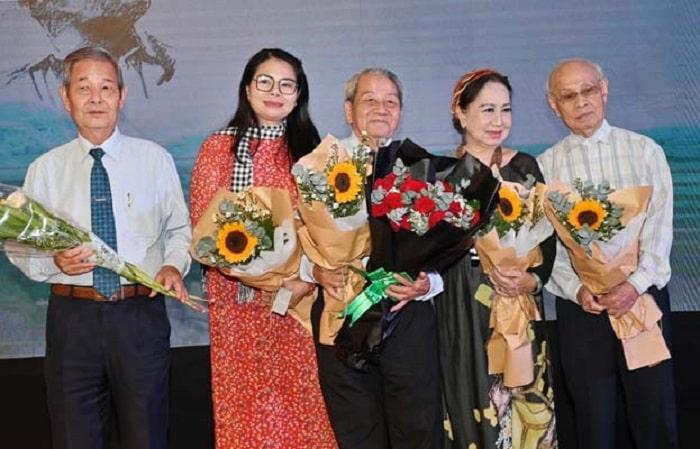 Nhạc sĩ Trương Quang Lục (ngoài cùng bên phải) cùng bạn bè, văn nghệ sĩ chúc mừng nhà thơ Hoài Vũ trong chương trình “Thơ Hoài Vũ: Thì thầm với dòng sông” ngày 01.7.2023
