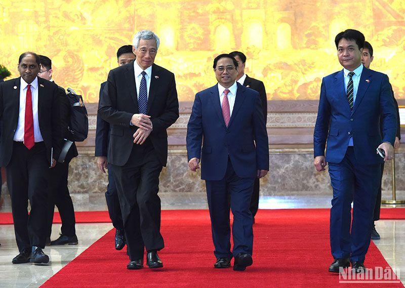 Thủ tướng Phạm Minh Chính và Thủ tướng Singapore Lý Hiển Long chứng kiến Lễ ký kết văn kiện hợp tác