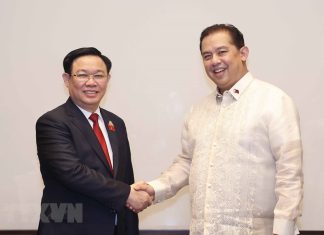 Chủ tịch Quốc hội Vương Đình Huệ gặp Chủ tịch Hạ viện Philippines